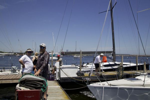 queens cup 22 prerace crew prepping 0035 